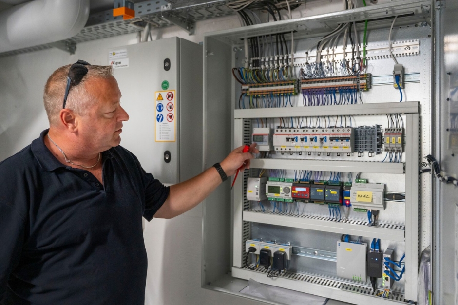 Urs Graber &uuml;berpr&uuml;ft den Steuerungskasten, das Herzst&uuml;ck der Anlage.